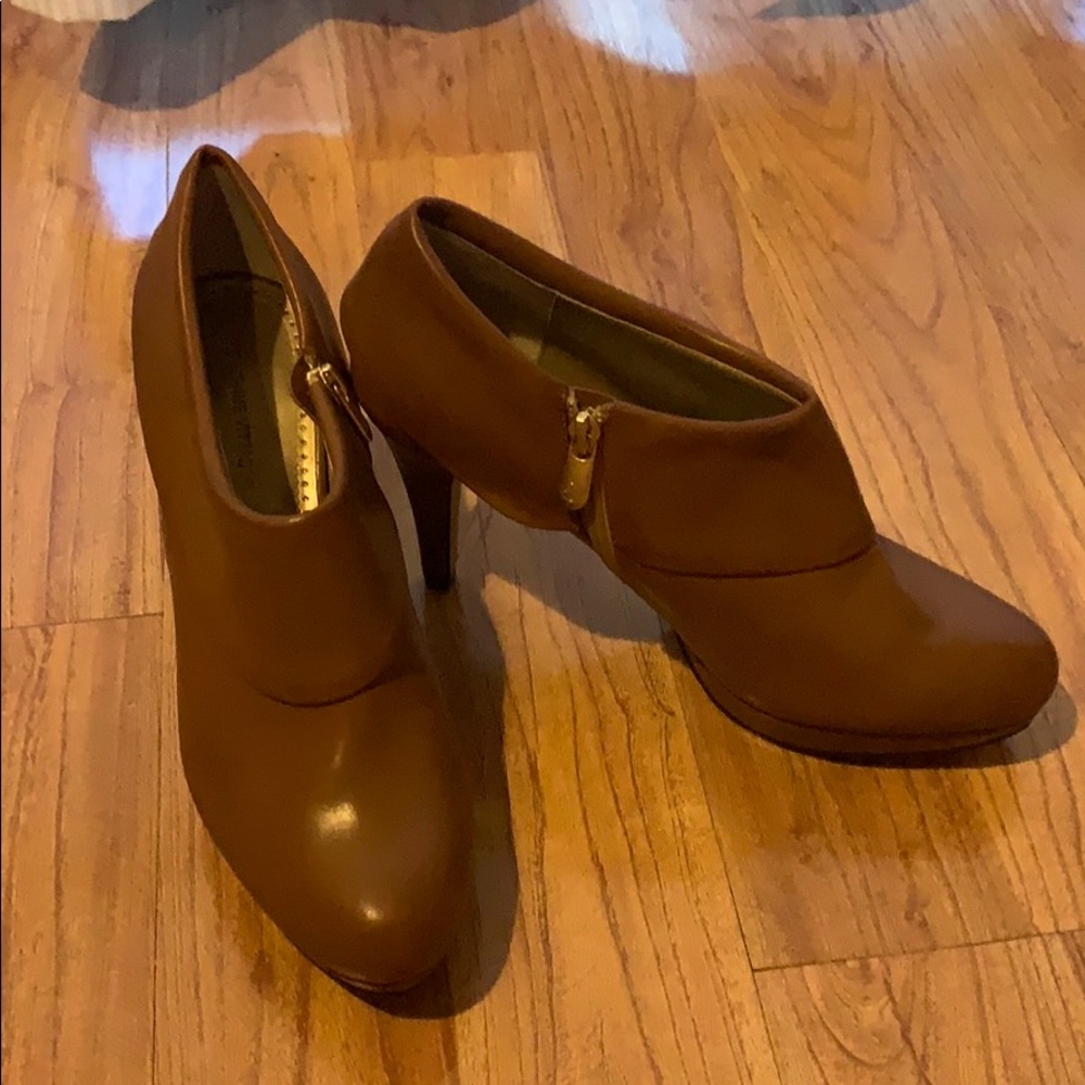 Adrienne Vittadini brown leather booties